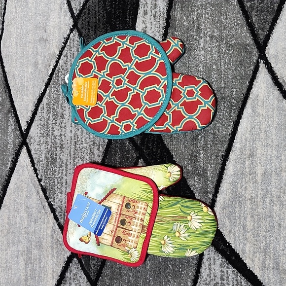 WOMEN OWNED & MAINSTAYS OVEN MITT & POTHOLDER BUNDLE - Picture 10 of 12